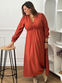 Robe longue terracotta grande taille pour femme à manches longues.