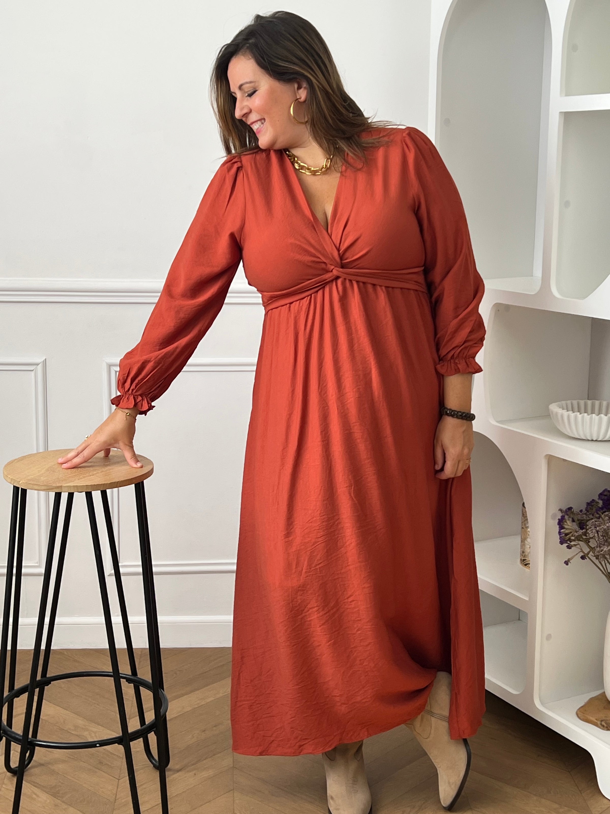 Robe longue terracotta grande taille pour femme à manches longues.