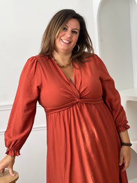 Robe grande taille à col V avec joli nœud à nouer à la taille.Robe grande taille à col V avec joli nœud à nouer à la taille.
