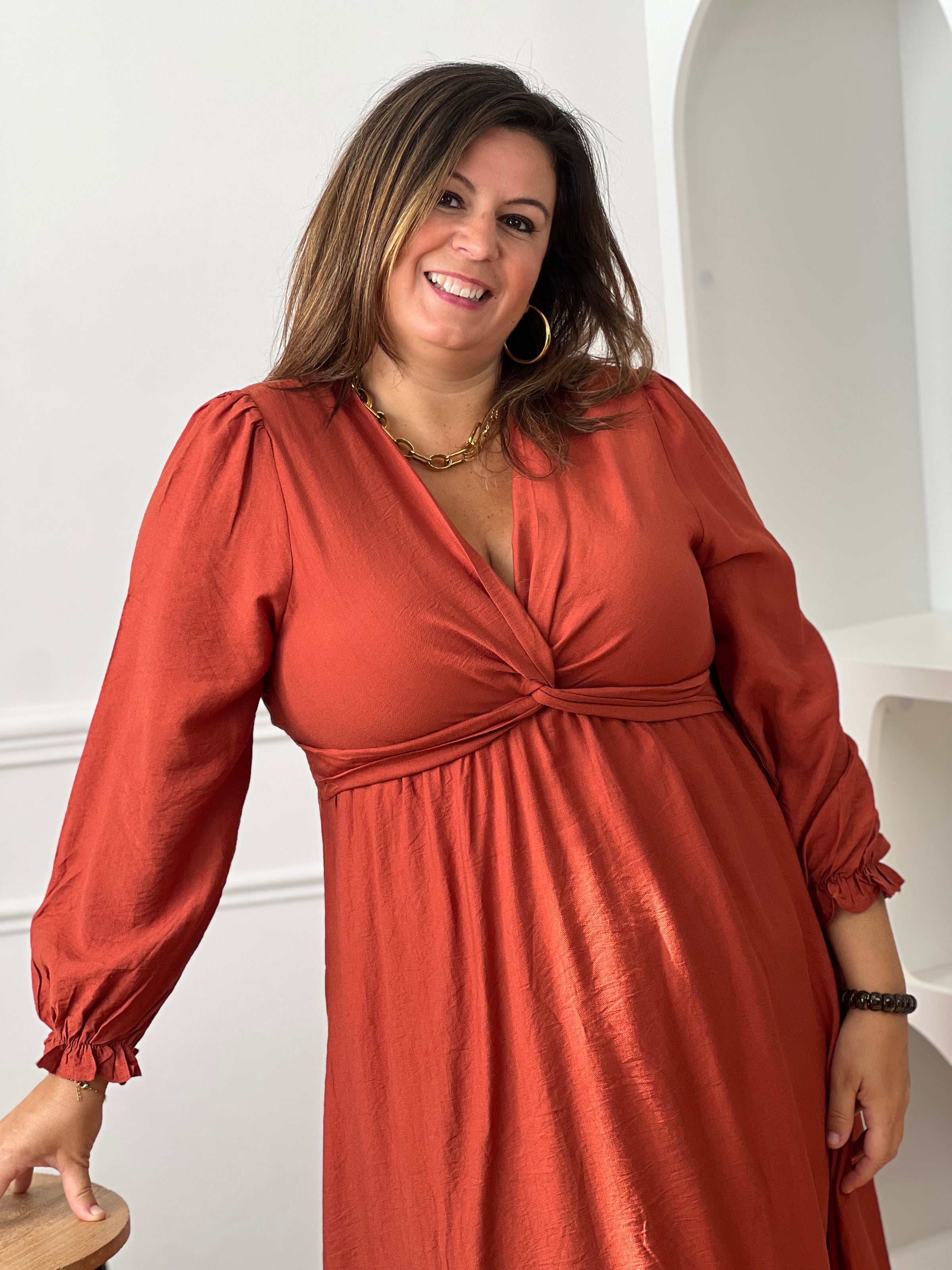 Robe grande taille à col V avec joli nœud à nouer à la taille.Robe grande taille à col V avec joli nœud à nouer à la taille.