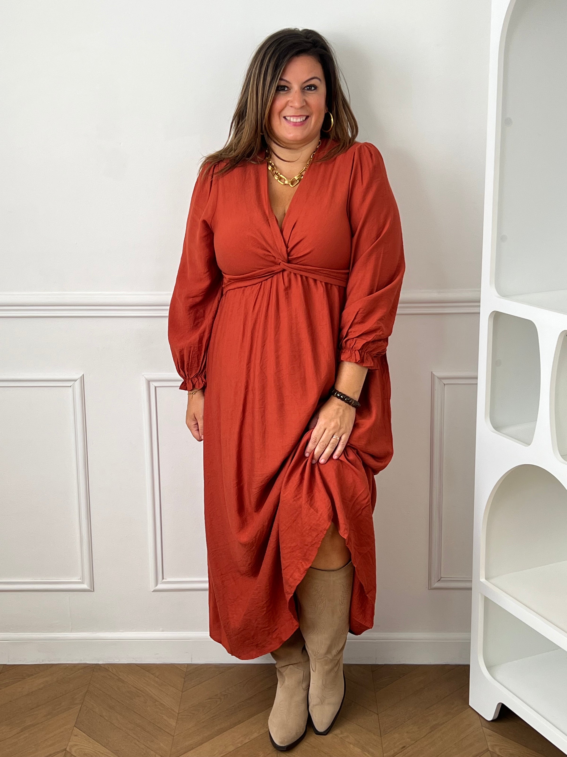 Robe longue doublée au niveau de la jupe jusqu’à mi-longueur.