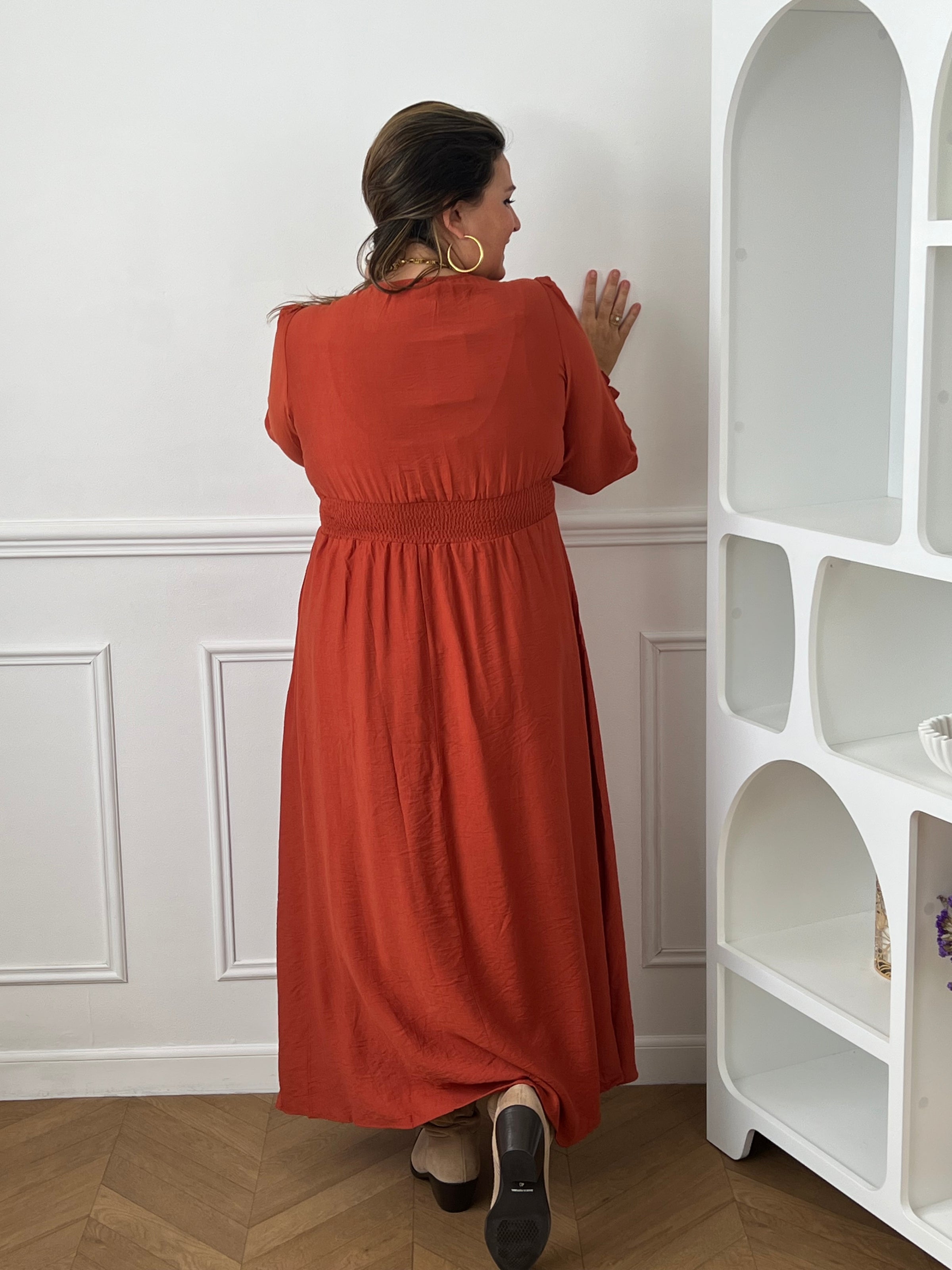Robe longue grande taille, idéale pour un look automnal tendance.