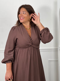 Détail col V croisé et taille empire robe marron chocolat grande taille – manches bouffantes curve – bijoux dorés – LoïciaDétail col V croisé et taille empire robe marron chocolat grande taille – manches bouffantes curve – bijoux dorés – Loïcia