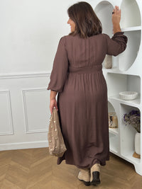 Dos smocké robe longue marron chocolat grande taille – jupe fluide évasée curve – portée avec bottes cowboy – Loïcia