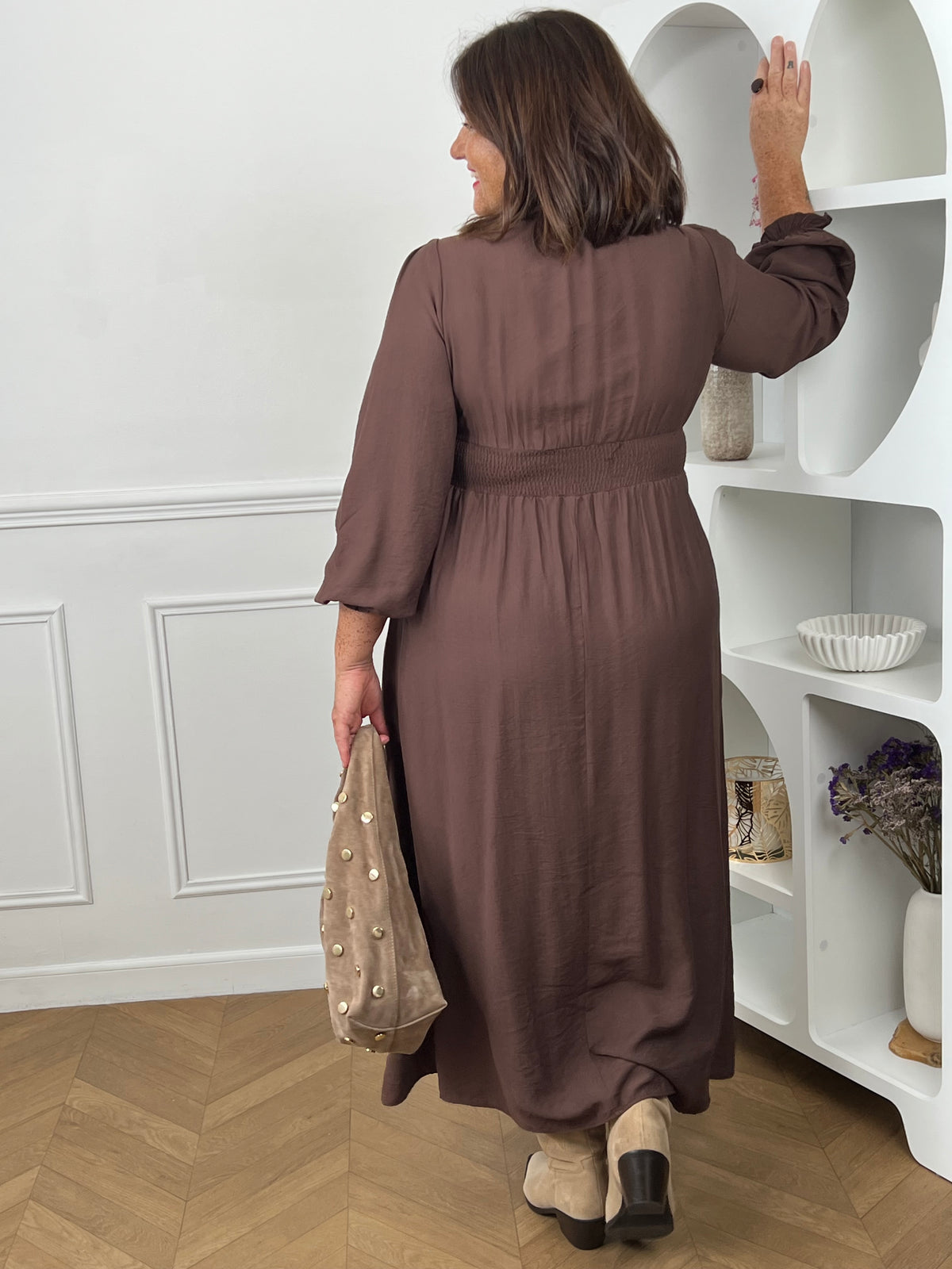 Dos smocké robe longue marron chocolat grande taille – jupe fluide évasée curve – portée avec bottes cowboy – Loïcia