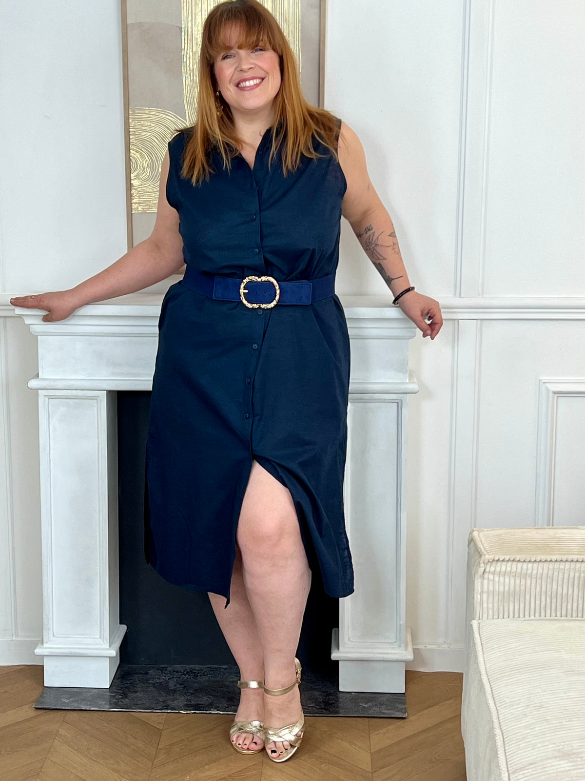 Adoptez cette robe en coton grande taille, à la fois confortable et structurée. Dotée d’un col chemise et de manches courtes avec revers, elle se ferme par des boutons. Sa ceinture amovible avec passants permet de marquer la taille. En noir, c’est une pièce intemporelle facile à porter au quotidien.