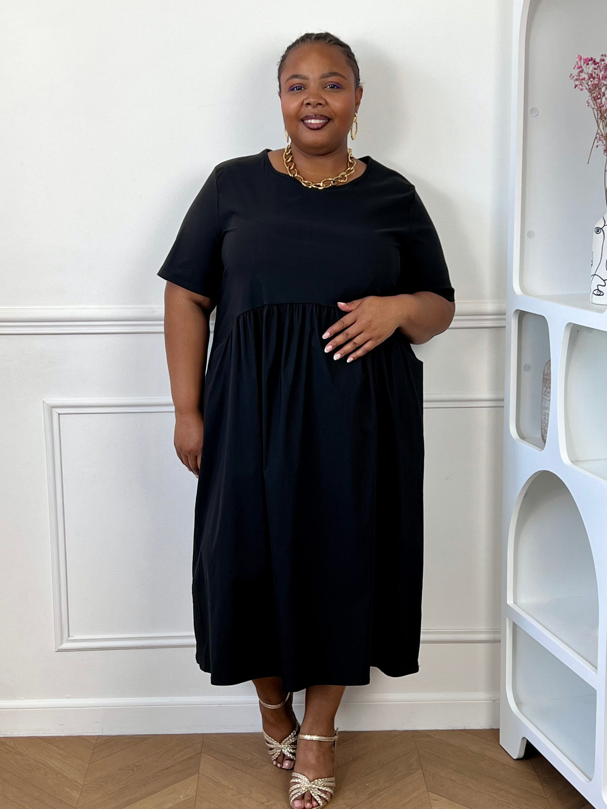 Robe noire midi grande taille femme avec manches courtes, col rond et coupe fluide.