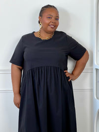 Robe noire grande taille femme à la coupe ample et confortable, idéale au quotidien.
