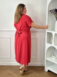Adoptez un style naturel et élégant avec cette robe midi grande taille en coton. Sa longueur mi-longue, située entre le genou et le mollet, offre une silhouette féminine et confortable au quotidien. Dotée d’un col chemise, de manches courtes à revers et de boutons sur toute la longueur, elle allie praticité et raffinement. Les liens à nouer permettent de souligner délicatement la taille, tandis que sa couleur terracotta chaleureuse apporte une touche tendance et intemporelle à votre garde-robe.