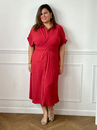 Adoptez un style naturel et élégant avec cette robe midi grande taille en coton. Sa longueur mi-longue, située entre le genou et le mollet, offre une silhouette féminine et confortable au quotidien. Dotée d’un col chemise, de manches courtes à revers et de boutons sur toute la longueur, elle allie praticité et raffinement. Les liens à nouer permettent de souligner délicatement la taille, tandis que sa couleur terracotta chaleureuse apporte une touche tendance et intemporelle à votre garde-robe.