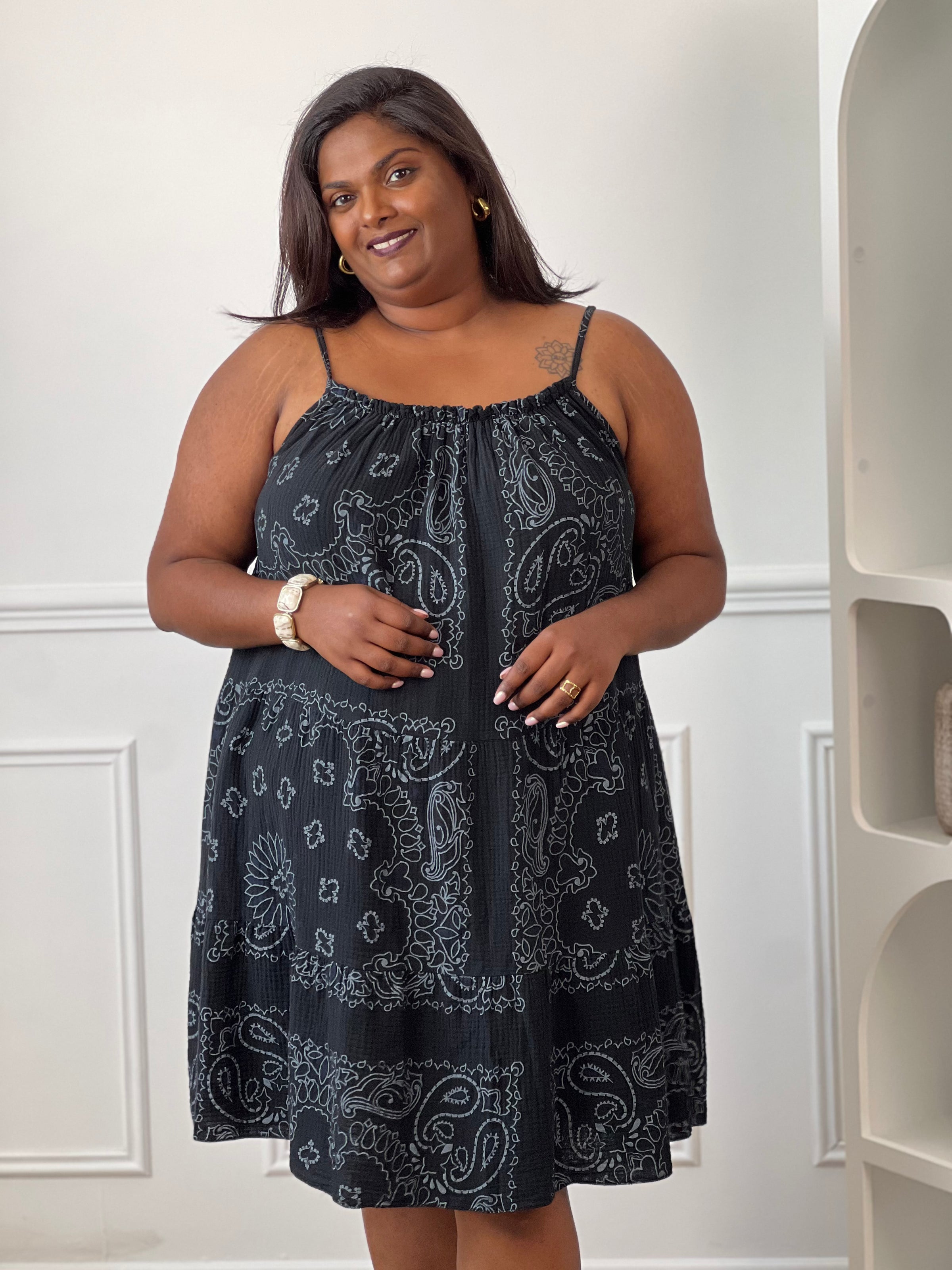 Robe courte femme ronde motifs gris col rond élastiqué – Loïcia

