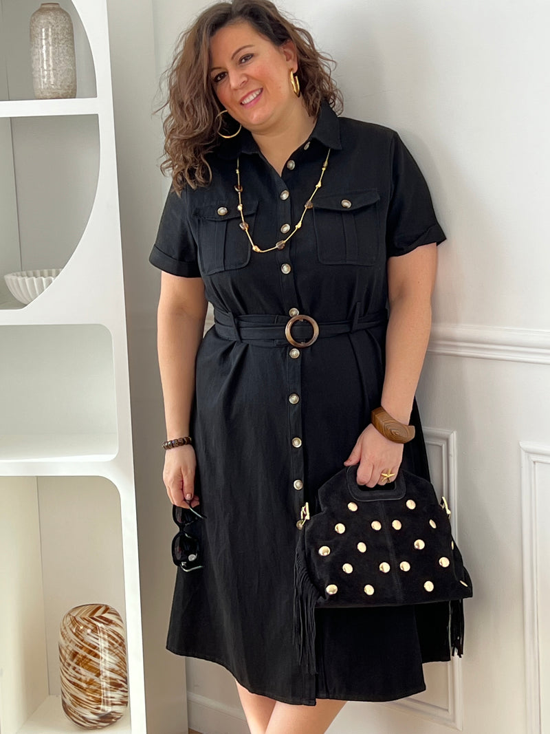Adoptez cette robe en coton grande taille, à la fois confortable et structurée. Dotée d’un col chemise et de manches courtes avec revers, elle se ferme par des boutons. Sa ceinture amovible avec passants permet de marquer la taille. En noir, c’est une pièce intemporelle facile à porter au quotidien.