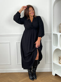 Robe longue noire grande taille col V croisé nœud taille manches bouffantes – fente latérale curve – portée avec bottes noires – Loïcia