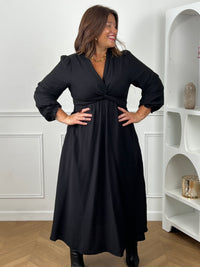 Robe longue noire col V croisé grande taille jupe évasée – silhouette curve élégante et féminine – look soirée ou cérémonie – Loïcia