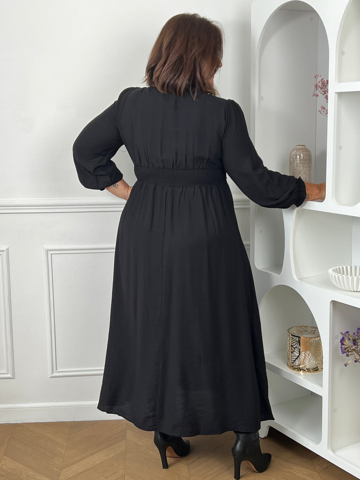 Dos robe noire grande taille taille smockée élastique – jupe longue fluide évasée curve – portée avec talons aiguilles – Loïcia