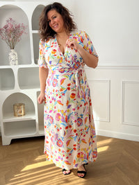 Craquez pour cette robe longue à motifs grande taille femme, élégante et fluide. Dotée de manches courtes, d’un col cache-cœur et d’un lien à nouer à la taille effet portefeuille, elle sublime la silhouette. Son élastique à la taille et aux poignets assure confort et maintien. Doublée sur le haut (hors manches) et sur le bas jusqu’à mi-longueur, elle est idéale pour un look féminin avec ses motifs floraux.