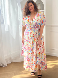 Craquez pour cette robe longue à motifs grande taille femme, élégante et fluide. Dotée de manches courtes, d’un col cache-cœur et d’un lien à nouer à la taille effet portefeuille, elle sublime la silhouette. Son élastique à la taille et aux poignets assure confort et maintien. Doublée sur le haut (hors manches) et sur le bas jusqu’à mi-longueur, elle est idéale pour un look féminin avec ses motifs floraux.