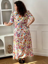 Craquez pour cette robe longue à motifs grande taille femme, élégante et fluide. Dotée de manches courtes, d’un col cache-cœur et d’un lien à nouer à la taille effet portefeuille, elle sublime la silhouette. Son élastique à la taille et aux poignets assure confort et maintien. Doublée sur le haut (hors manches) et sur le bas jusqu’à mi-longueur, elle est idéale pour un look féminin avec ses motifs floraux.