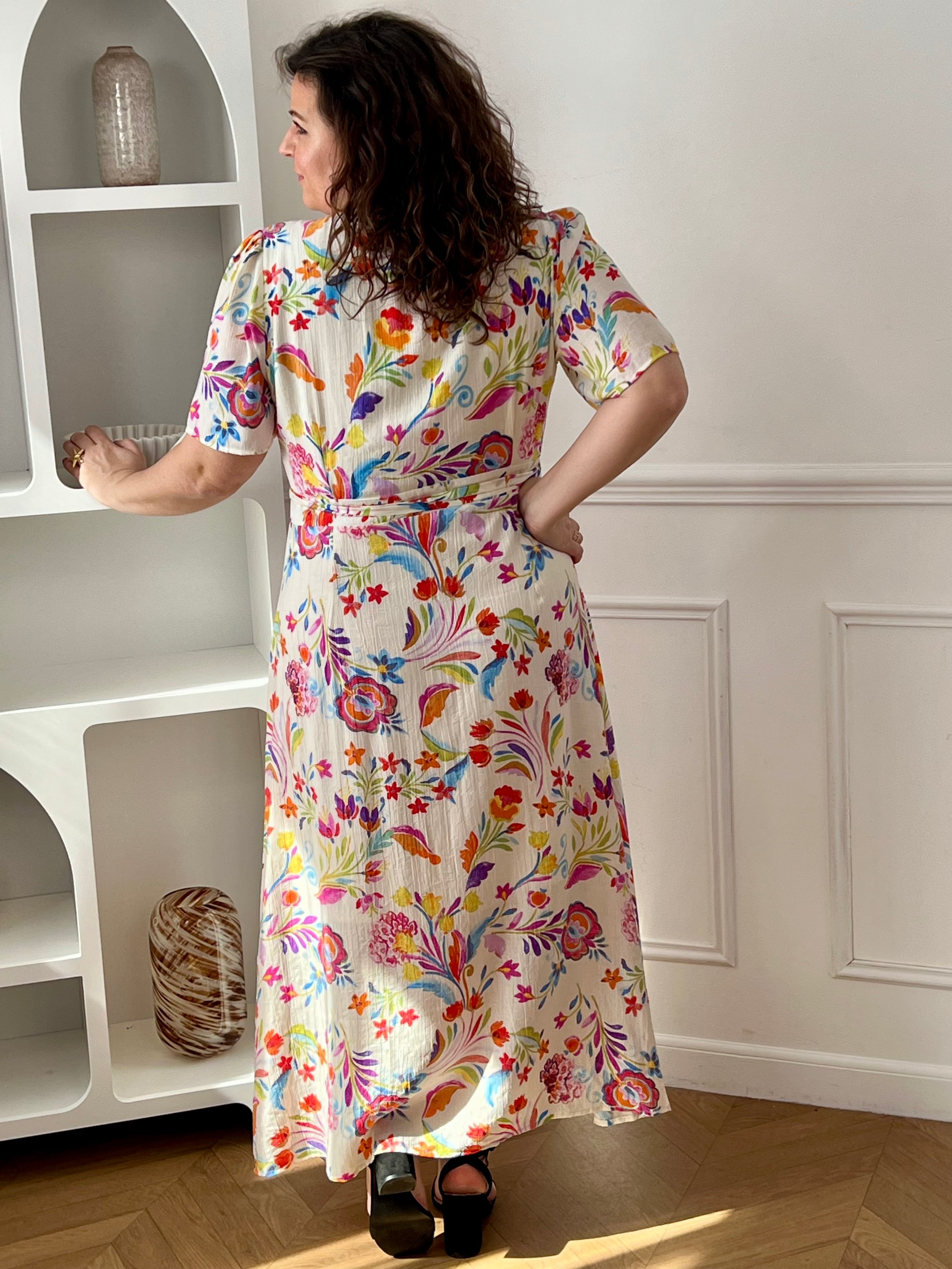 Craquez pour cette robe longue à motifs grande taille femme, élégante et fluide. Dotée de manches courtes, d’un col cache-cœur et d’un lien à nouer à la taille effet portefeuille, elle sublime la silhouette. Son élastique à la taille et aux poignets assure confort et maintien. Doublée sur le haut (hors manches) et sur le bas jusqu’à mi-longueur, elle est idéale pour un look féminin avec ses motifs floraux.