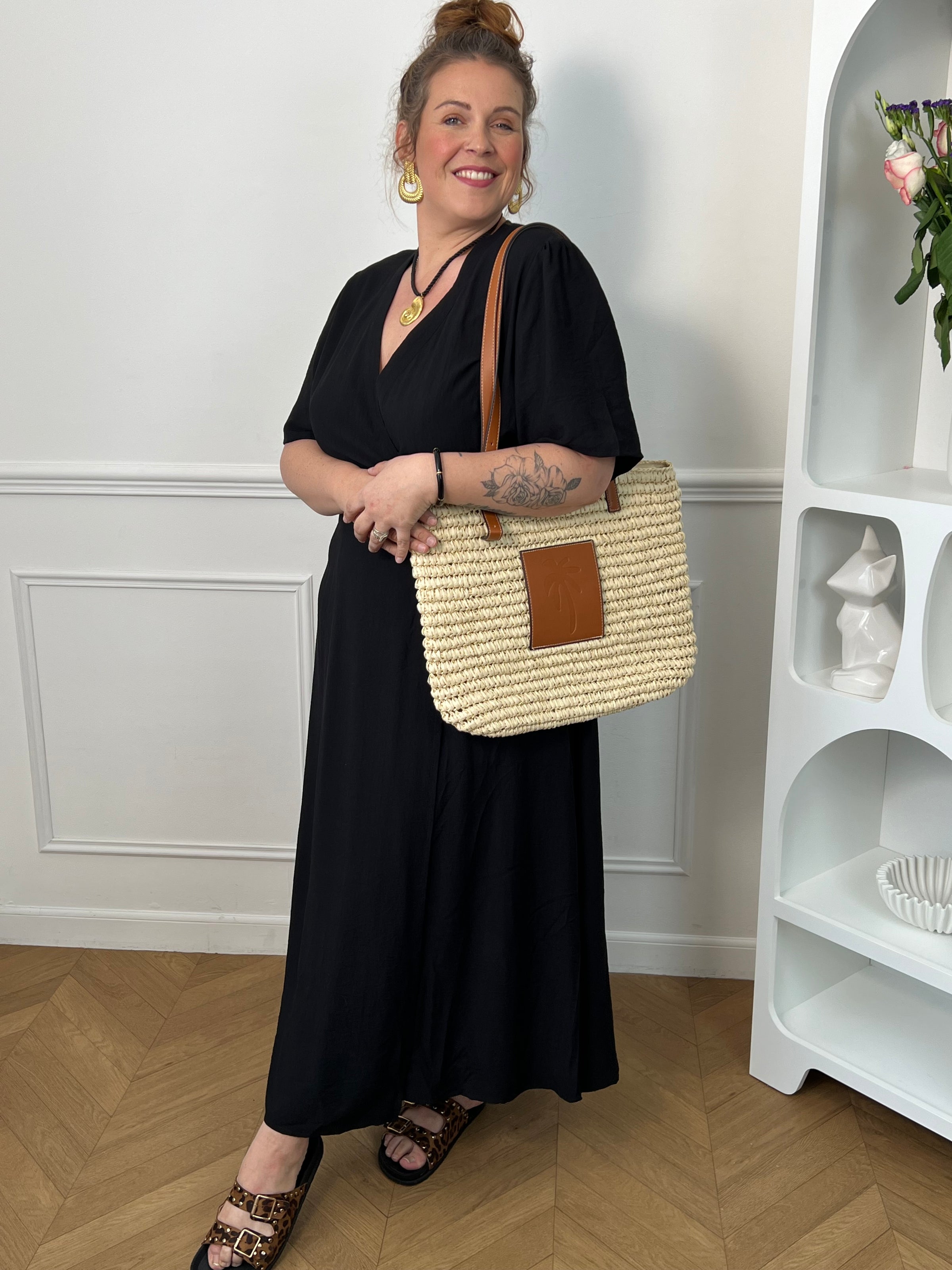 Sublimez votre silhouette avec cette robe longue grande taille au style élégant et féminin. Son col cache-cœur met délicatement le décolleté en valeur, tandis que l’élastique à la taille et aux poignets assure un confort optimal et un ajustement parfait. Le lien à nouer à la taille crée un joli effet portefeuille qui souligne la silhouette avec raffinement. Avec ses manches courtes et sa couleur noire intemporelle, cette robe est idéale pour toutes les occasions, du quotidien aux événements plus habillés.