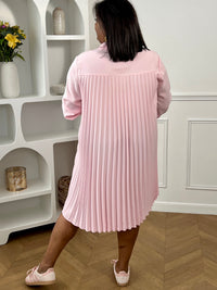 La texture plissée ajoute une touche de mouvement et de style, tandis que la couleur rose apporte une note classique. Cette pièce est idéale pour des occasions décontractées ou plus habillées, permettant aux femmes de grande taille de rayonner avec confiance dans une robe chic et flatteuse.