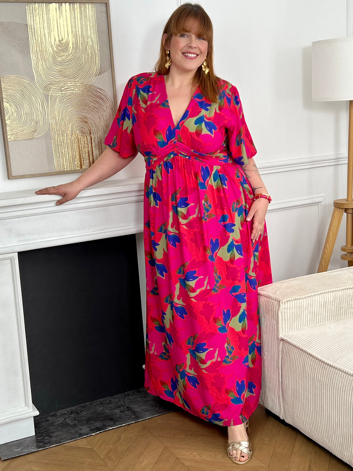 Cette robe longue fuchsia aux motifs corail bleu et vert allie confort et élégance grâce à sa coupe fluide qui sublime la silhouette. Son col en V et ses manches courtes apportent une touche de fraîcheur et de féminité.