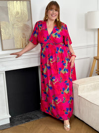 Cette robe longue fuchsia aux motifs corail bleu et vert allie confort et élégance grâce à sa coupe fluide qui sublime la silhouette. Son col en V et ses manches courtes apportent une touche de fraîcheur et de féminité.