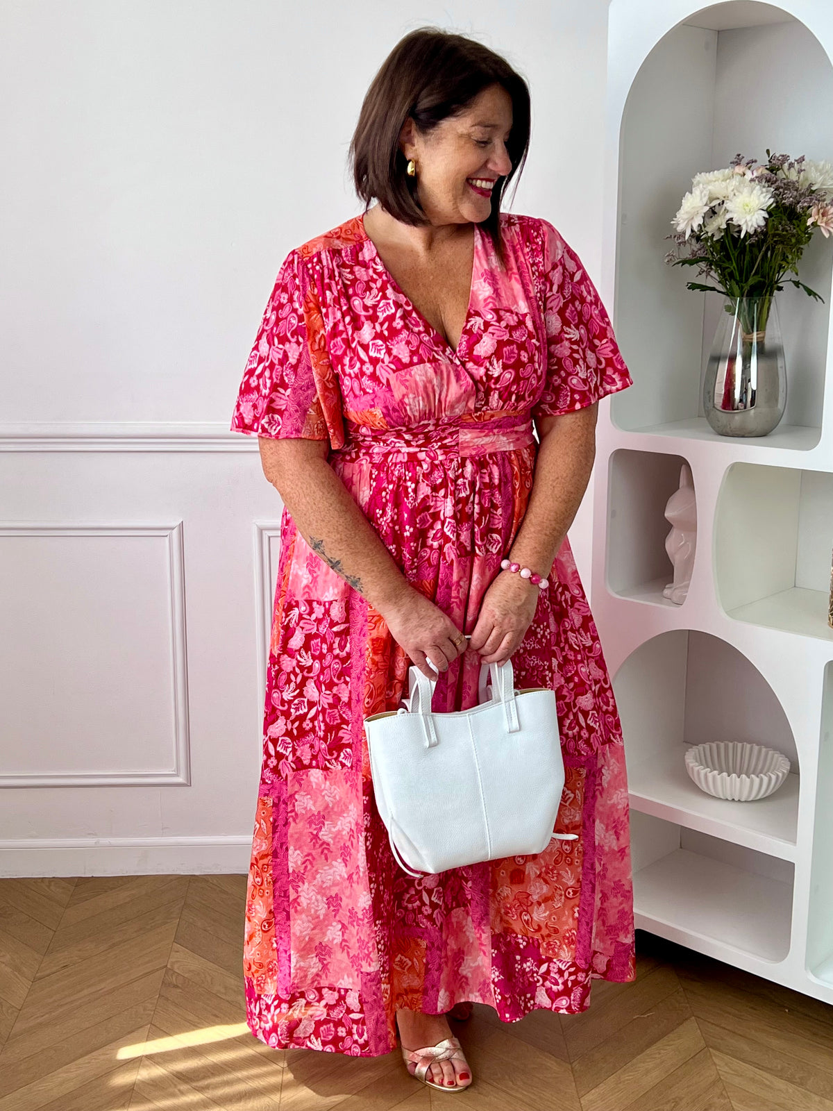 Ajoutez une touche de couleur à votre dressing avec cette robe longue à motifs grande taille femme. Son col V et ses manches courtes lui confèrent une allure élégante et féminine, tandis que sa taille élastiquée au dos assure un confort optimal et une silhouette harmonieuse. Ses motifs dans des nuances de fuchsia et de rose clair apportent une note lumineuse et tendance, parfaite pour la belle saison.