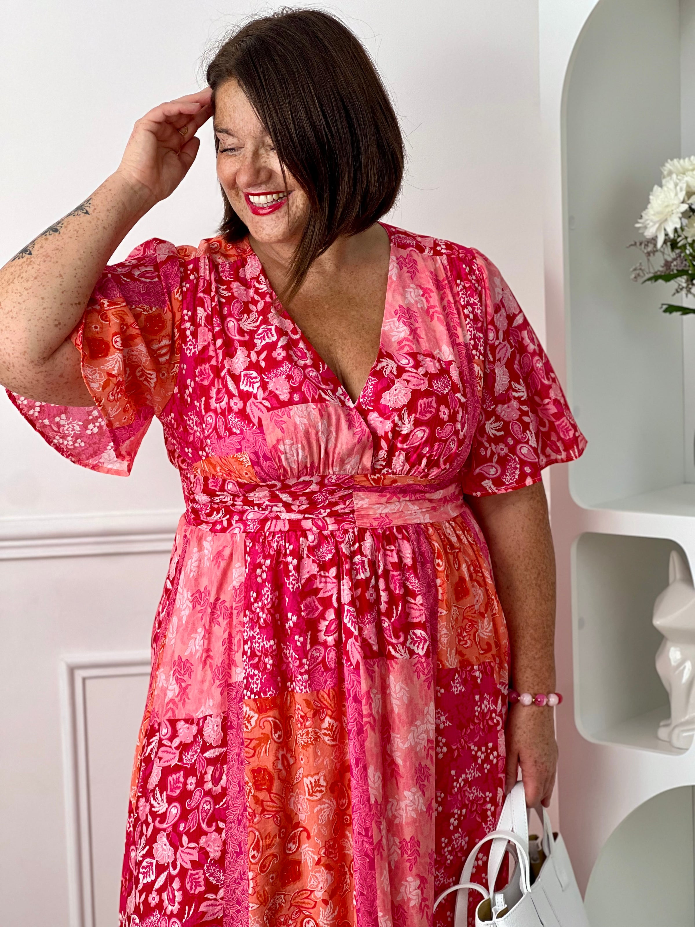 Ajoutez une touche de couleur à votre dressing avec cette robe longue à motifs grande taille femme. Son col V et ses manches courtes lui confèrent une allure élégante et féminine, tandis que sa taille élastiquée au dos assure un confort optimal et une silhouette harmonieuse. Ses motifs dans des nuances de fuchsia et de rose clair apportent une note lumineuse et tendance, parfaite pour la belle saison.