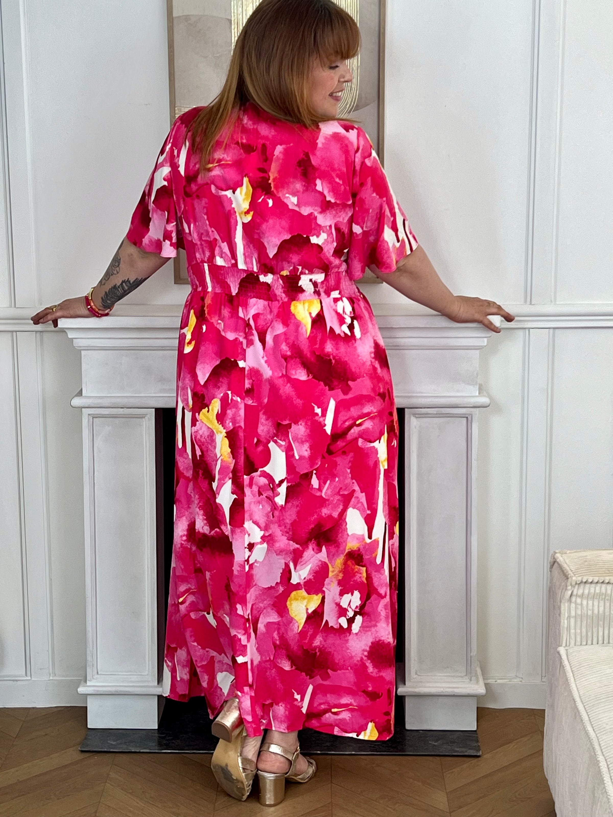 Cette robe aux motifs rose, écru et jaune séduit par son harmonie de couleurs douces et lumineuses. Légère et agréable à porter, elle apporte une touche de fraîcheur et de féminité à votre silhouette.