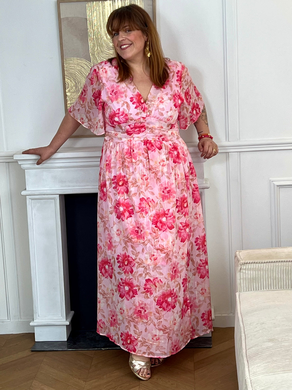 Cette robe rose clair, sublimée par des motifs rose foncé et beige, allie douceur et élégance. Ses détails argentés brillants apportent une touche lumineuse et raffinée, idéale pour une silhouette féminine et sophistiquée.