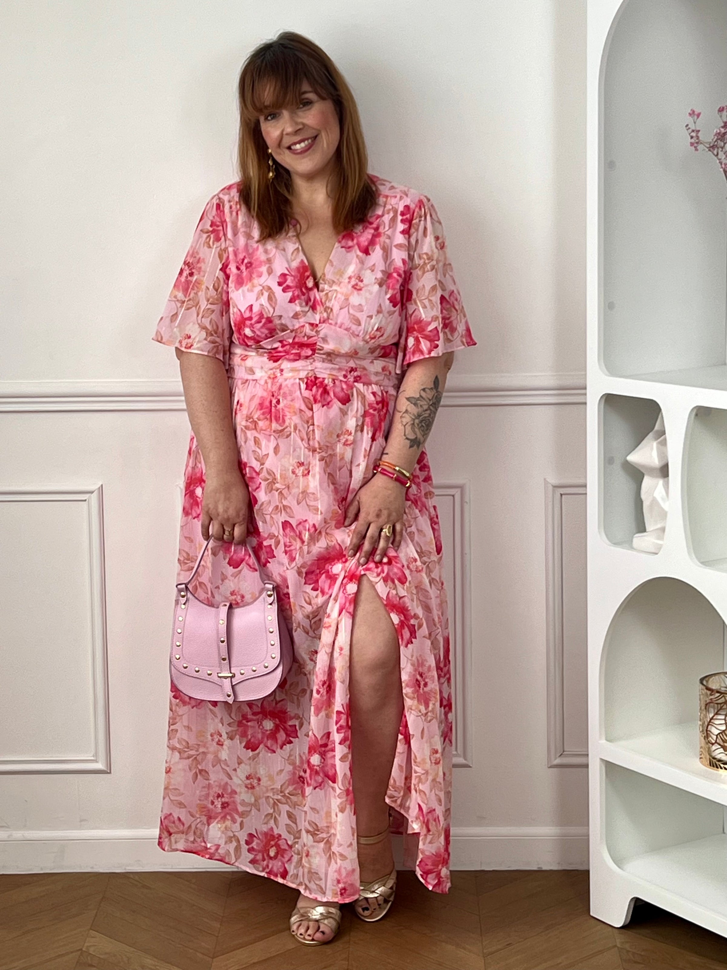 Cette robe rose clair, sublimée par des motifs rose foncé et beige, allie douceur et élégance. Ses détails argentés brillants apportent une touche lumineuse et raffinée, idéale pour une silhouette féminine et sophistiquée.