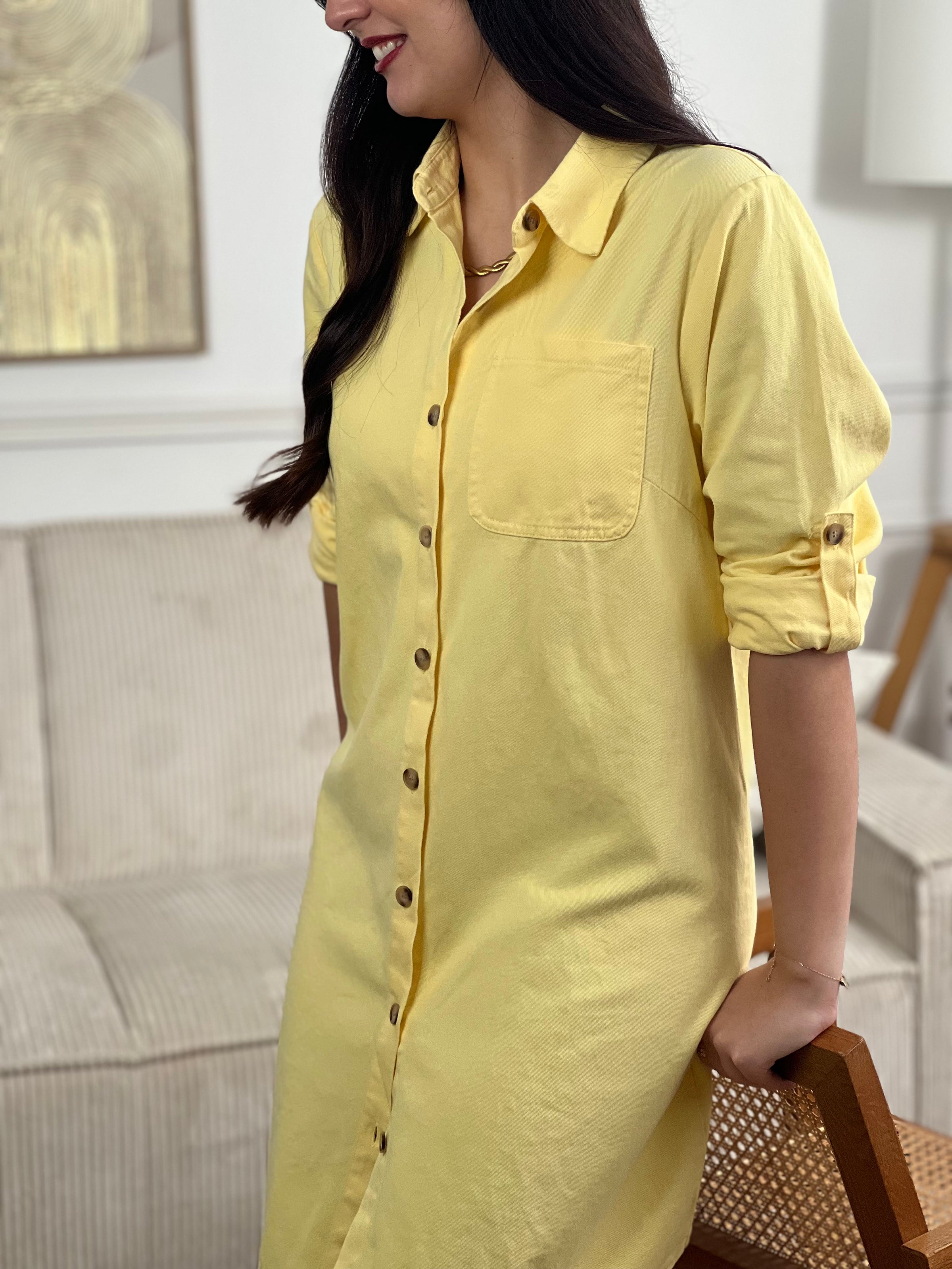 Cette robe en jean Kella allie style et confort avec ses manches longues et son col chemise classique. Elle est dotée d'une poche pratique sur la poitrine gauche pour un look décontracté et fonctionnel.