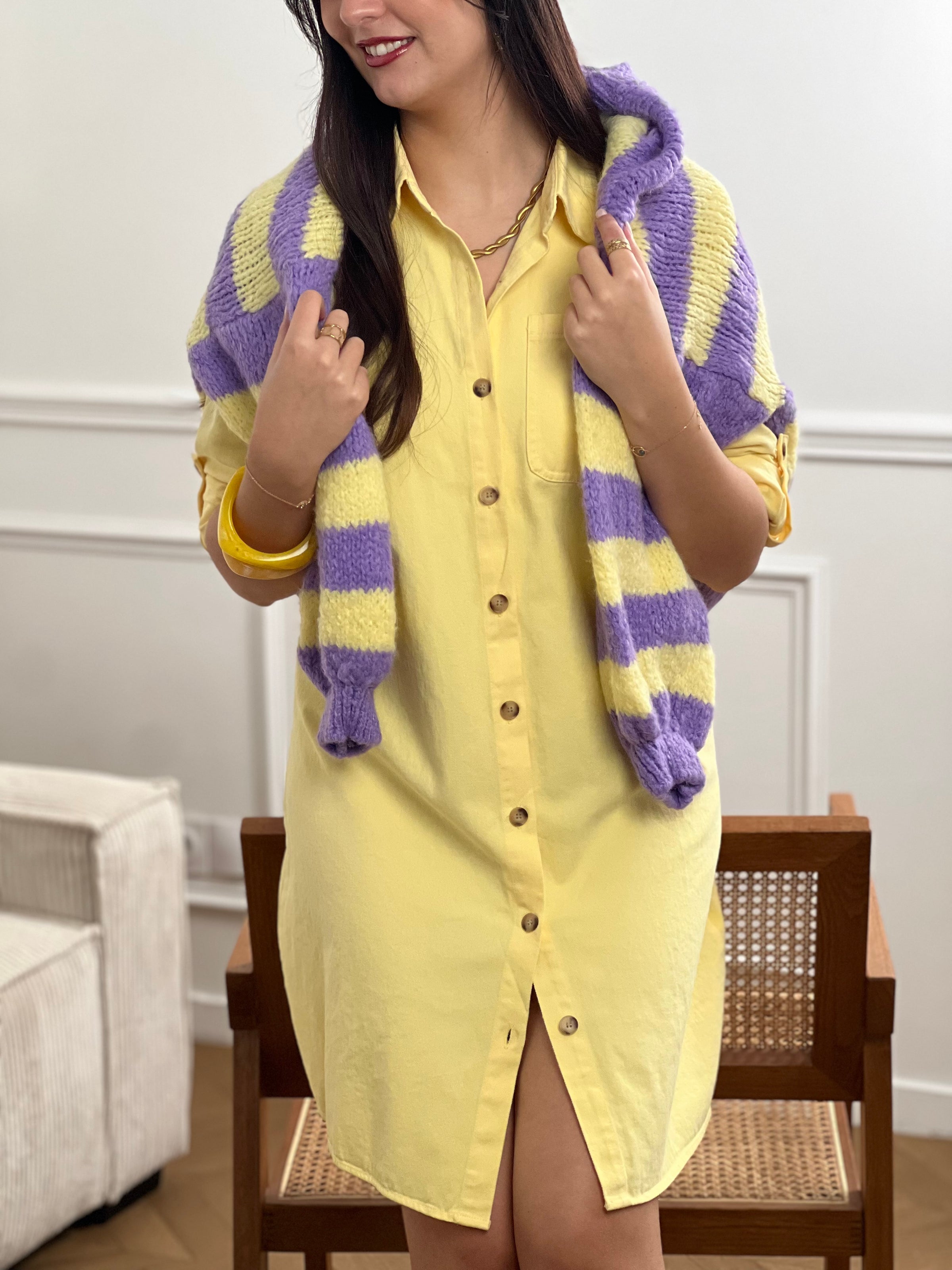 Cette robe en jean Kella allie style et confort avec ses manches longues et son col chemise classique. Elle est dotée d'une poche pratique sur la poitrine gauche pour un look décontracté et fonctionnel.