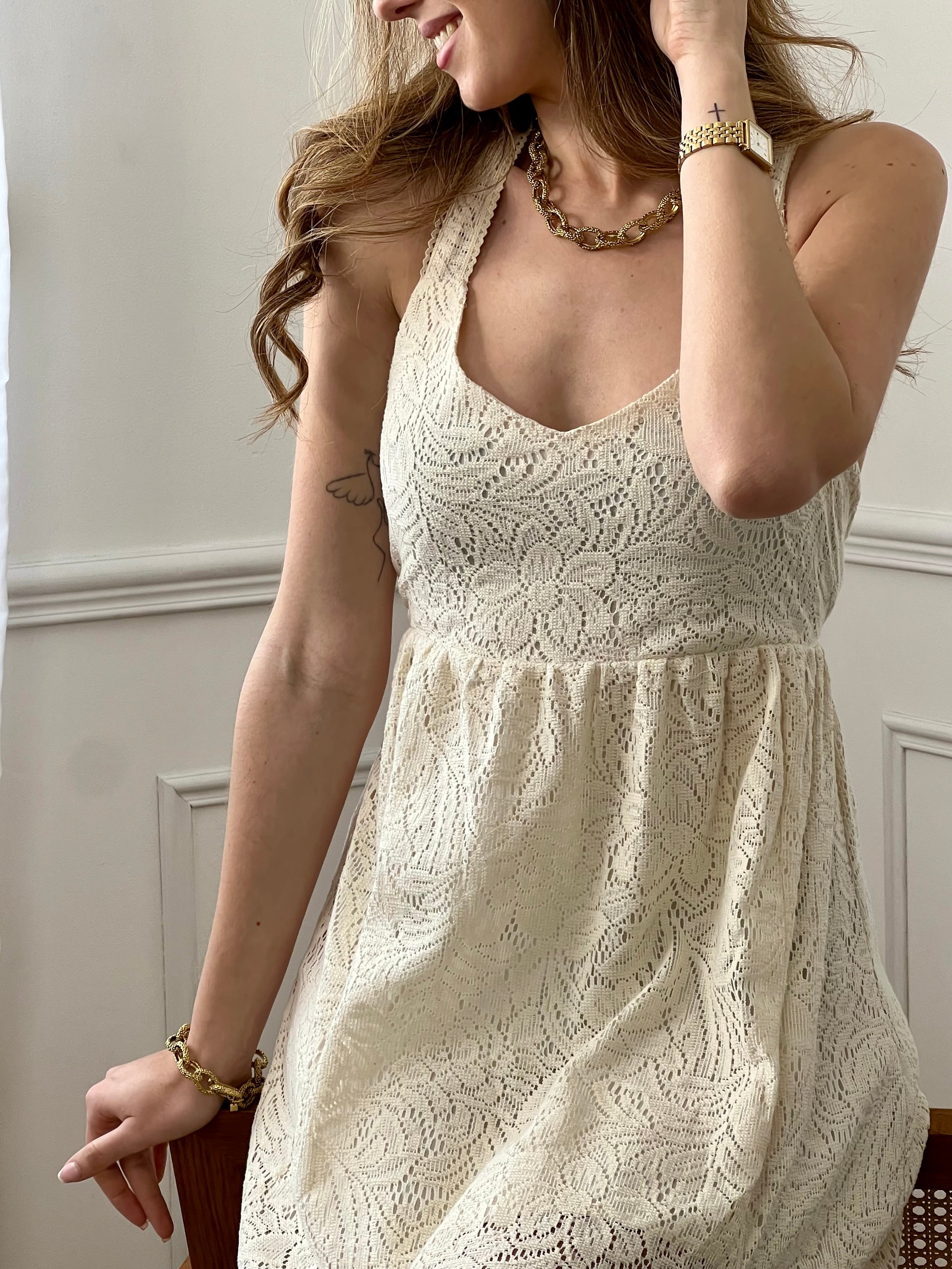 Robe en coton broderie femme, élégante et légère, parfaite pour un look estival raffiné. Avec ses bretelles réglables à nouer au dos et son col V, elle met en valeur la silhouette avec féminité. Sa taille élastique assure un confort optimal, tandis que sa broderie ajourée apporte une touche délicate. Doublée sur le haut et la jupe jusqu’à mi-longueur, avec une fente sur le bas, cette robe beige est idéale pour une tenue chic et aérienne.