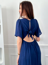 Craquez pour cette robe longue femme bleu marine, élégante et féminine. Dotée de manches courtes et d’un col V plongeant, elle met en valeur la silhouette. Son dos nu avec bouton et lien à nouer apporte une touche raffinée, tandis que sa taille élastique assure confort et maintien.