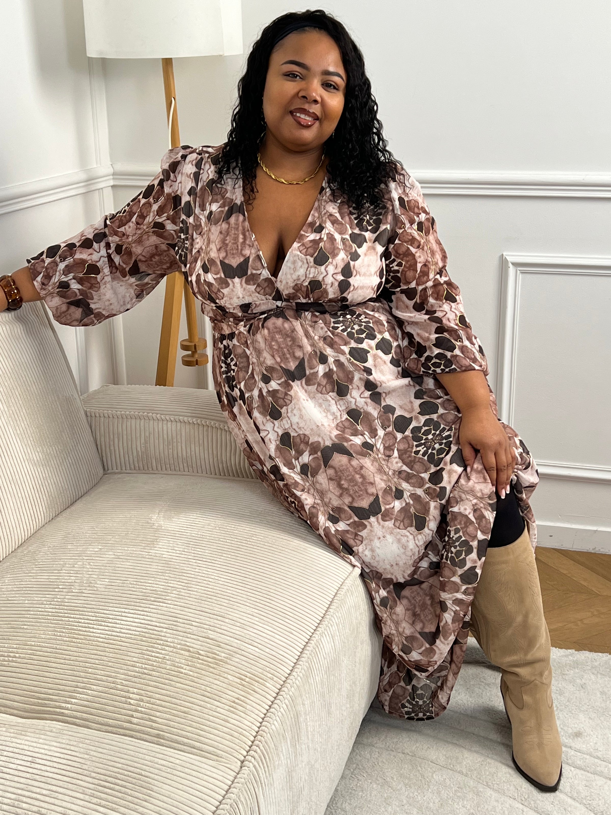 Affichez votre style avec la robe longue Elma. Dotée de manches longues, d'un col en V plongeant et de détails en fil doré, cette robe grande taille offre un confort optimal grâce à sa taille élastique au dos et ses poignets élastiques.