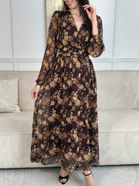 Découvrez la robe longue Eïra, une pièce élégante qui allie style et confort. Confectionnée en marron et noir avec un délicat motif floral, elle séduira les femmes en quête de sophistication. Ses manches longues ornées de volants ajoutent une touche romantique, tandis que le col V affine la silhouette.&nbsp;