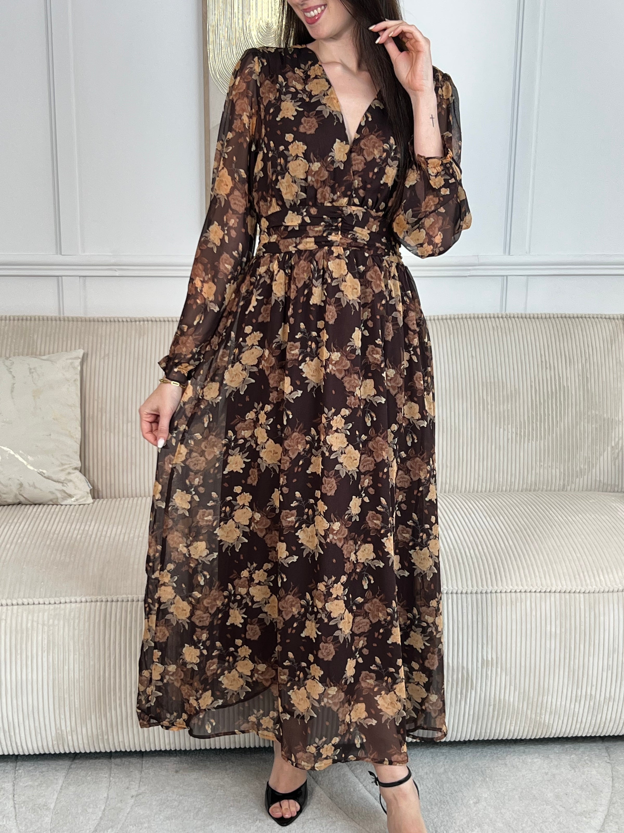 Découvrez la robe longue Eïra, une pièce élégante qui allie style et confort. Confectionnée en marron et noir avec un délicat motif floral, elle séduira les femmes en quête de sophistication. Ses manches longues ornées de volants ajoutent une touche romantique, tandis que le col V affine la silhouette.&nbsp;