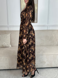 Découvrez la robe longue Eïra, une pièce élégante qui allie style et confort. Confectionnée en marron et noir avec un délicat motif floral, elle séduira les femmes en quête de sophistication. Ses manches longues ornées de volants ajoutent une touche romantique, tandis que le col V affine la silhouette.&nbsp;