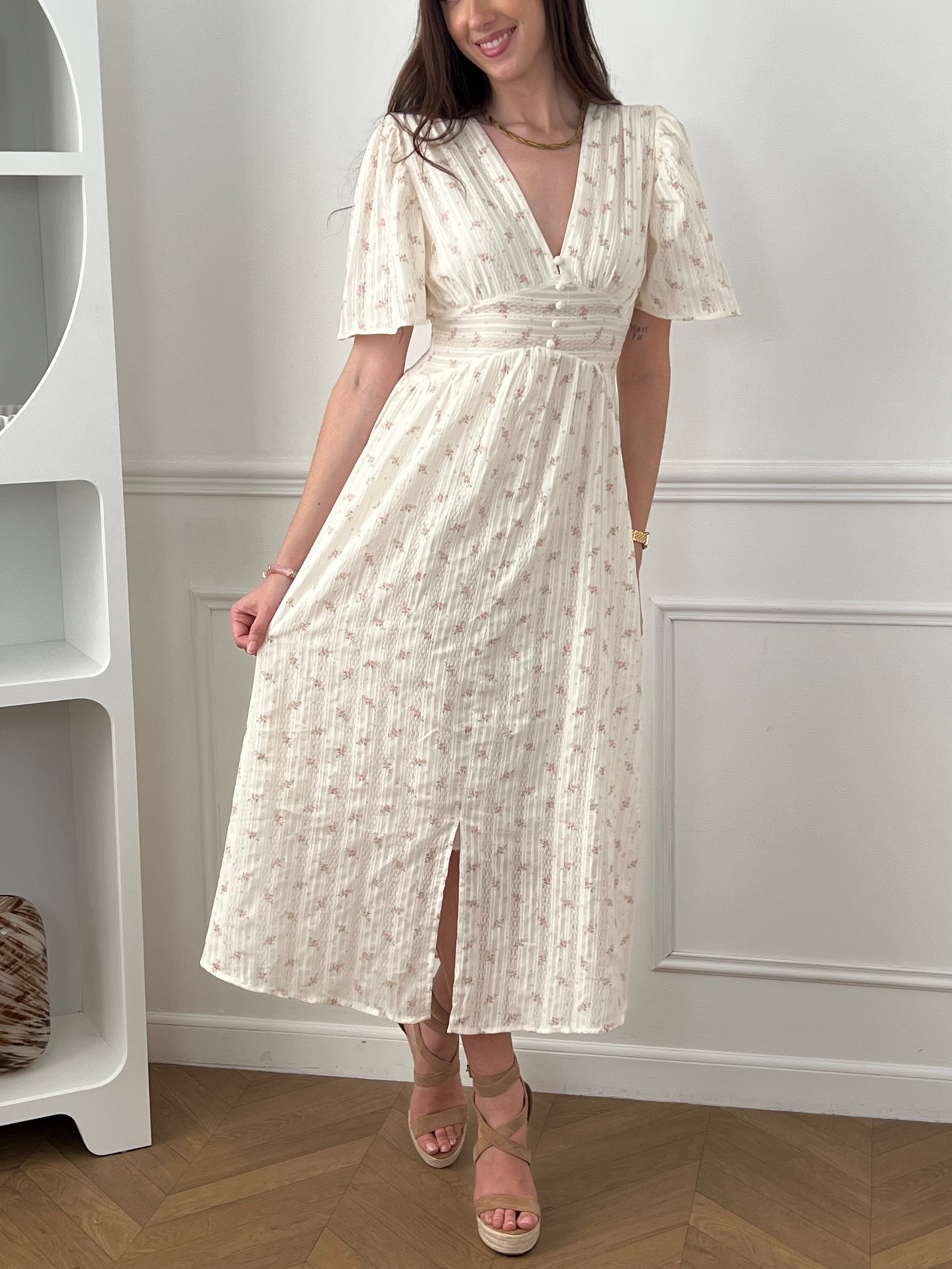 Craquez pour cette robe longue femme, élégante et féminine. Dotée d’un col V et de manches courtes, elle se distingue par ses motifs fleurs et ses détails en dentelle. Doublée sur le devant du haut et la jupe jusqu’à mi-longueur, elle assure confort et opacité. Ses couleurs beige, rose et marron apportent une touche douce et raffinée.