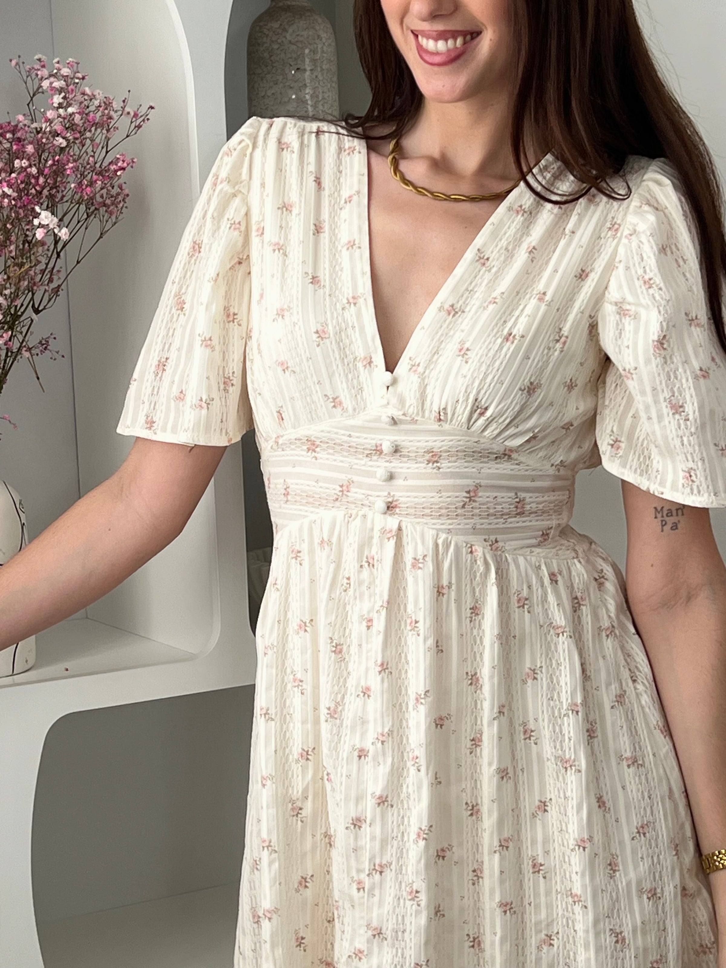 Craquez pour cette robe longue femme, élégante et féminine. Dotée d’un col V et de manches courtes, elle se distingue par ses motifs fleurs et ses détails en dentelle. Doublée sur le devant du haut et la jupe jusqu’à mi-longueur, elle assure confort et opacité. Ses couleurs beige, rose et marron apportent une touche douce et raffinée.