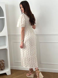 Craquez pour cette robe longue femme, élégante et féminine. Dotée d’un col V et de manches courtes, elle se distingue par ses motifs fleurs et ses détails en dentelle. Doublée sur le devant du haut et la jupe jusqu’à mi-longueur, elle assure confort et opacité. Ses couleurs beige, rose et marron apportent une touche douce et raffinée.