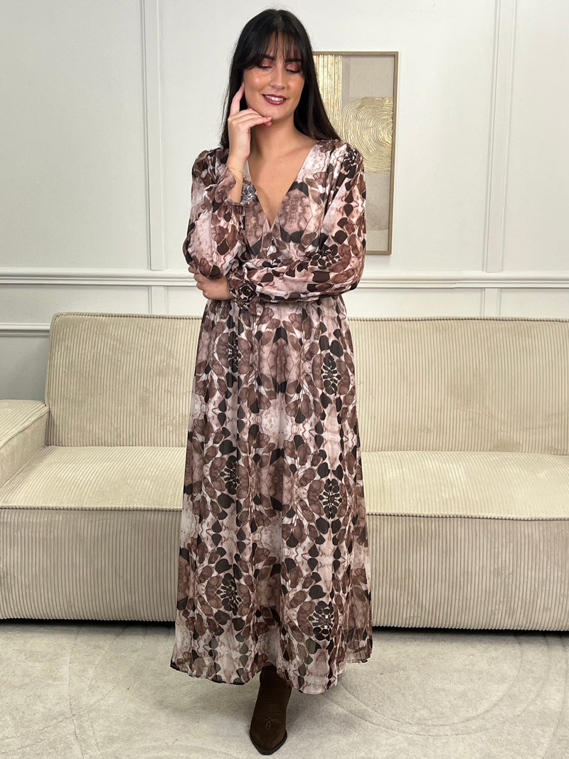 Affichez votre style avec la robe longue Elma. Dotée de manches longues, d'un col en V plongeant et de détails en fil doré, cette robe offre un confort optimal grâce à sa taille élastique au dos et ses poignets élastiques.