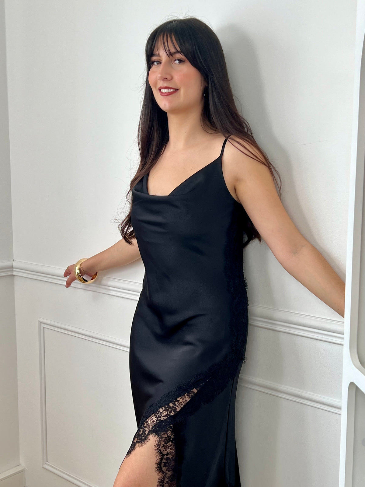Robe longue femme avec dentelle, idéale pour une allure élégante et féminine. Dotée de bretelles réglables, d’un col ample et d’un dos élastiqué, elle offre un ajustement confortable. Ses détails en dentelle sur le côté et le devant apportent une touche raffinée, tandis que la fente sur le bas ajoute de la légèreté et du mouvement.