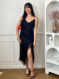 Robe longue femme avec dentelle, idéale pour une allure élégante et féminine. Dotée de bretelles réglables, d’un col ample et d’un dos élastiqué, elle offre un ajustement confortable. Ses détails en dentelle sur le côté et le devant apportent une touche raffinée, tandis que la fente sur le bas ajoute de la légèreté et du mouvement.