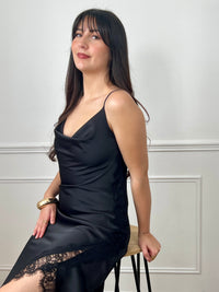 Robe longue femme avec dentelle, idéale pour une allure élégante et féminine. Dotée de bretelles réglables, d’un col ample et d’un dos élastiqué, elle offre un ajustement confortable. Ses détails en dentelle sur le côté et le devant apportent une touche raffinée, tandis que la fente sur le bas ajoute de la légèreté et du mouvement.