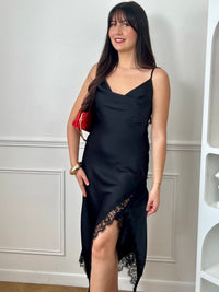 Robe longue femme avec dentelle, idéale pour une allure élégante et féminine. Dotée de bretelles réglables, d’un col ample et d’un dos élastiqué, elle offre un ajustement confortable. Ses détails en dentelle sur le côté et le devant apportent une touche raffinée, tandis que la fente sur le bas ajoute de la légèreté et du mouvement.