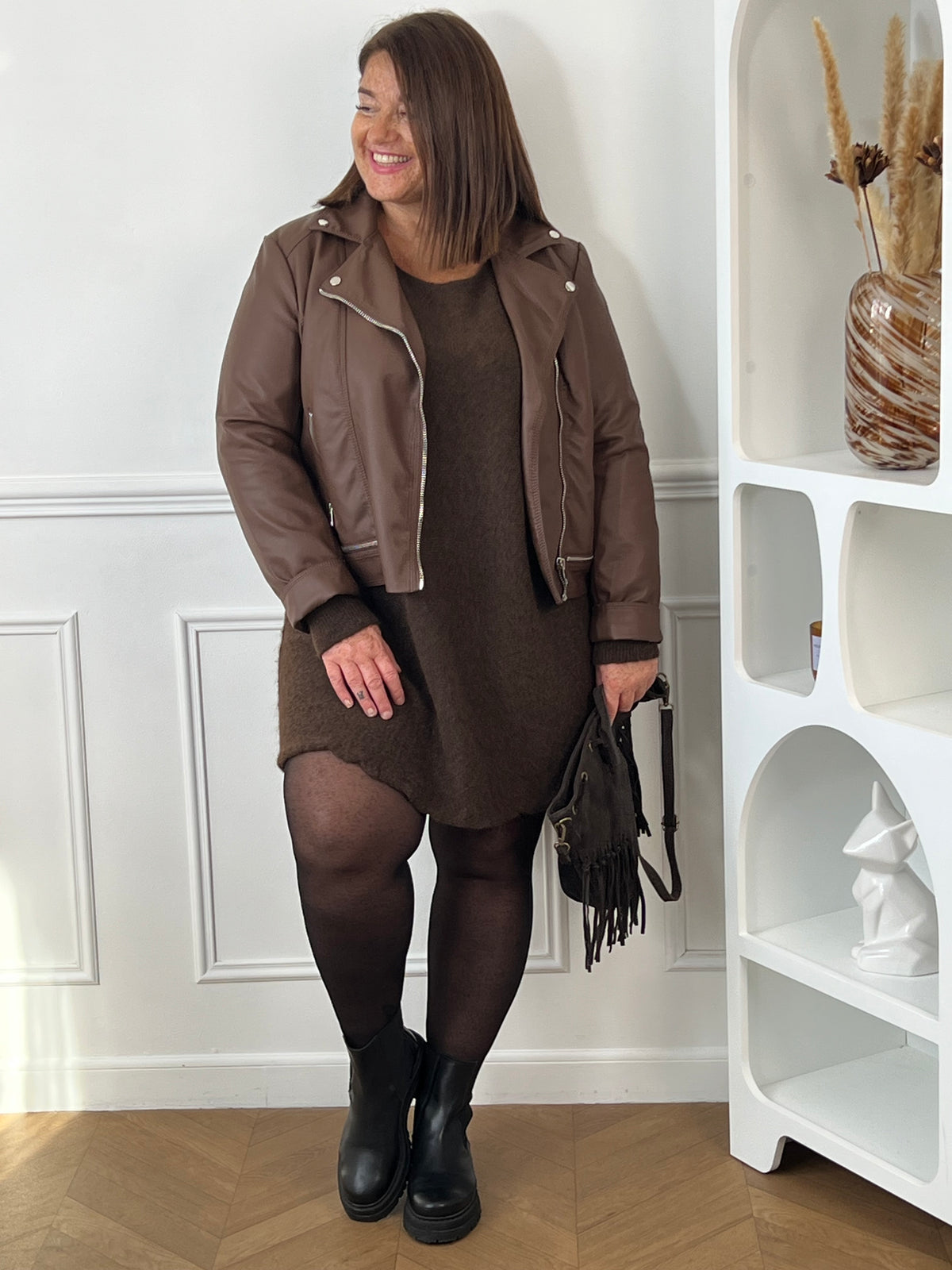 Robe pull marron grande taille portée sous une veste marron avec des collants et des bottines noirs – Jessie | Loïcia