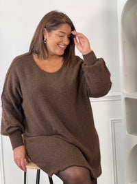 Robe pull marron grande taille vue de profil, portée avec des collants et des bottines noirs – Jessie | Loïcia